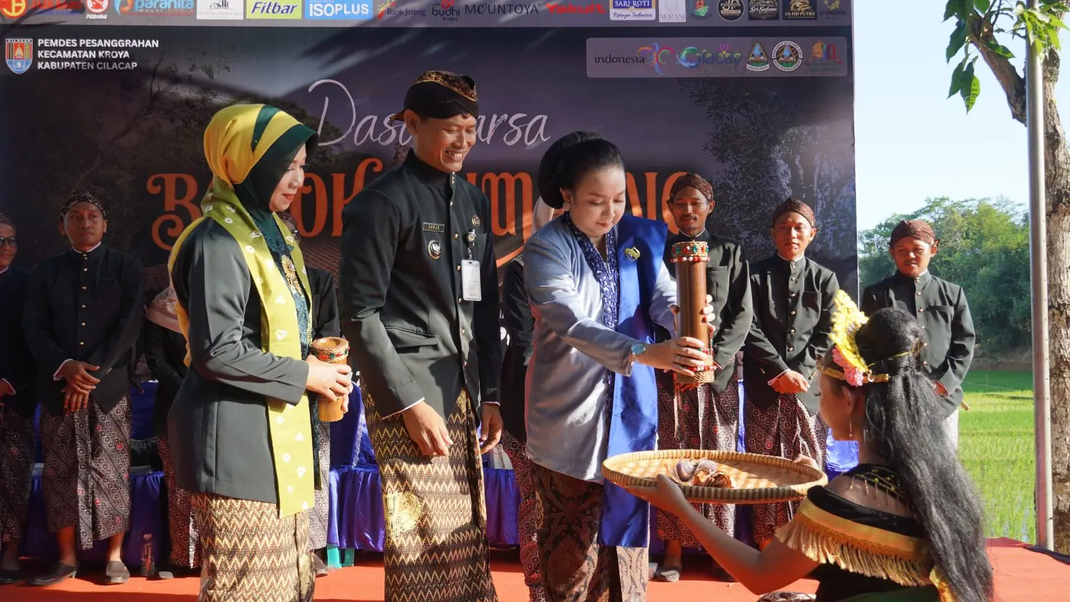 Bobok Bumbung atau menabung uang pajak di dalam ruas bambu kembali digelar dengan meriah di Desa Pesanggrahan, Sabtu (18/4/2026).(dok Kominfo Cilacap)