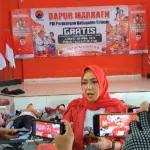 Ketua DPC PDIP Anggit Adi Juwita memberikan keterangan terkait Dapur Marhaen dan pelayananan kesehatan gratis. (Faiz Ardani).