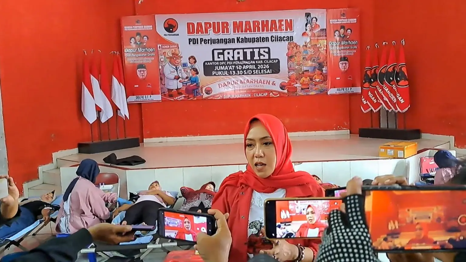 Ketua DPC PDIP Anggit Adi Juwita memberikan keterangan terkait Dapur Marhaen dan pelayananan kesehatan gratis. (Faiz Ardani).