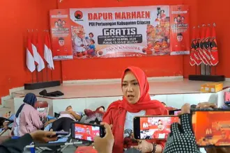 Ketua DPC PDIP Anggit Adi Juwita memberikan keterangan terkait Dapur Marhaen dan pelayananan kesehatan gratis. (Faiz Ardani).