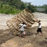 Warga Desa Banjarmangu Kabupaten Banjarnegara saat hendak memasang DEKEM, anyaman bambu raksasa untuk menaham erosi sungai, Sabtu (18/4/2026). (foto: Kominfo Banjarnegara)