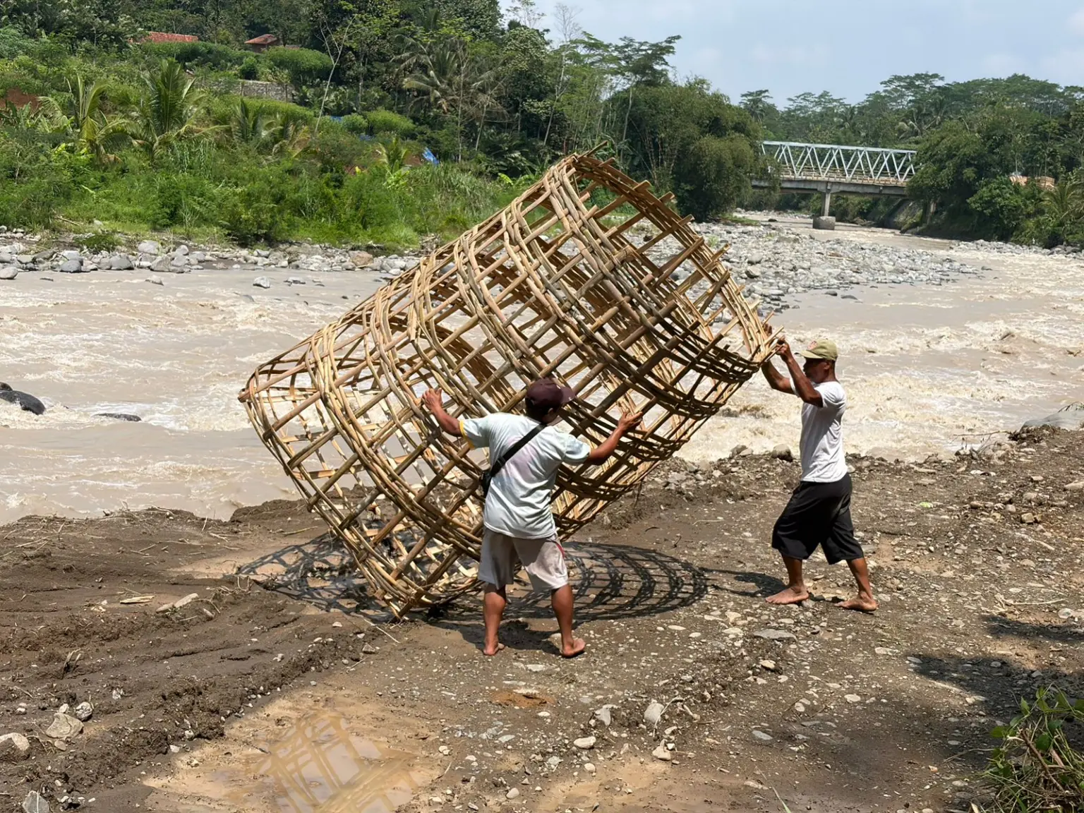 Warga Desa Banjarmangu Kabupaten Banjarnegara saat hendak memasang DEKEM, anyaman bambu raksasa untuk menaham erosi sungai, Sabtu (18/4/2026). (foto: Kominfo Banjarnegara)