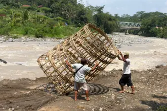 Warga Desa Banjarmangu Kabupaten Banjarnegara saat hendak memasang DEKEM, anyaman bambu raksasa untuk menaham erosi sungai, Sabtu (18/4/2026). (foto: Kominfo Banjarnegara)