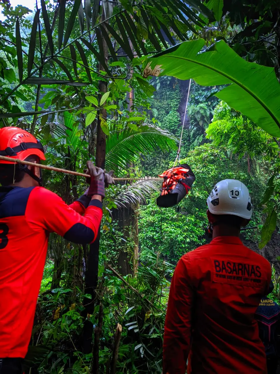 Proses evakuasi korban yang terjautun di dasar jurang Curug Ciputut, Desa Talagening Purbalingga, Selasa (28/4/2026). (Foto dan Vidio: Unit Siaga SAR Banyumas)