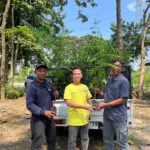Ketua Dewan Pembina Serayu Network, Maman Fansyah (kaos kuning) saat menyerahkan bantuan bibit tanaman untuk warga Pagentan, Minggu (19/4/2026). (Foto: Serayu Network)