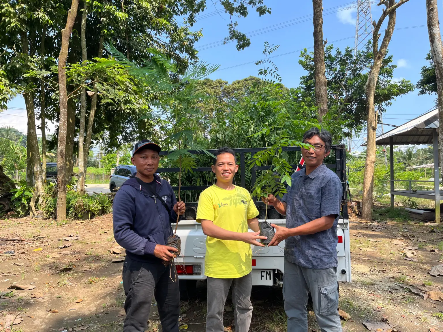 Ketua Dewan Pembina Serayu Network, Maman Fansyah (kaos kuning) saat menyerahkan bantuan bibit tanaman untuk warga Pagentan, Minggu (19/4/2026). (Foto: Serayu Network)