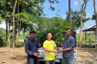 Ketua Dewan Pembina Serayu Network, Maman Fansyah (kaos kuning) saat menyerahkan bantuan bibit tanaman untuk warga Pagentan, Minggu (19/4/2026). (Foto: Serayu Network)
