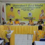 Ketua DPD Golkar Cilacap Teti Rohatiningsih memberikan sambutan acara halalbihalal dan silaturahmi pengurus internal di Gedung Golkar Cilacap. (Faiz Ardani).