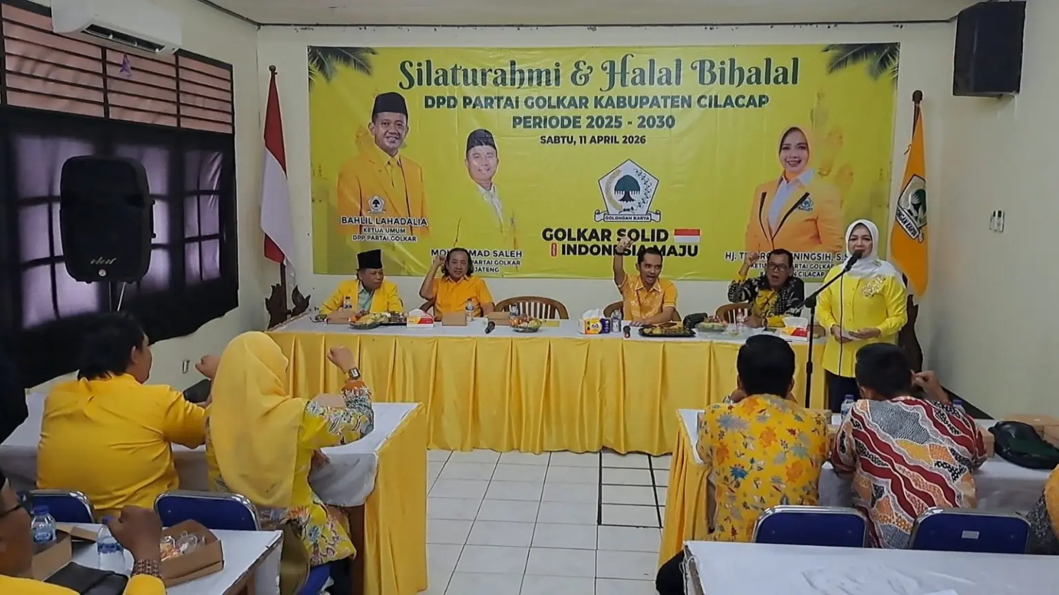 Ketua DPD Golkar Cilacap Teti Rohatiningsih memberikan sambutan acara halalbihalal dan silaturahmi pengurus internal di Gedung Golkar Cilacap. (Faiz Ardani).