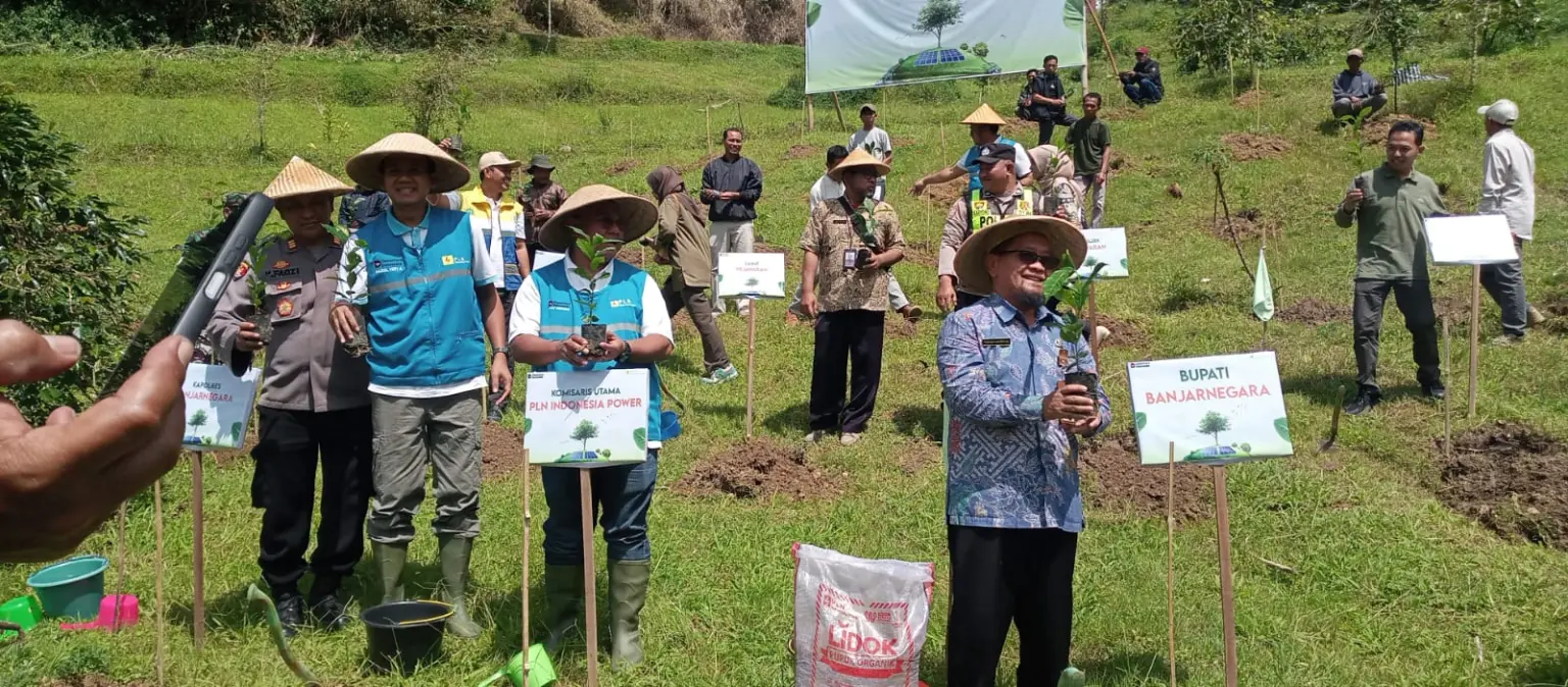 Komut PT PLN Indonesia Power beserta jajaran lainnya saat tanam pohon kopi di Desa Pegundungan Banjarnegara, Kamis (23/4/2026). (Foto: Heri C)