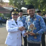 Plt Bupati Cilacap menyerahkan penghargaan kepada Sekretaris Desa Karangmangu pada upacara peringatan Hari Otonomi Daerah ke-30 di Pendopo Wijayakusuma Cakti, Senin (27/4/2026).(dok Diskominfo Cilacap)