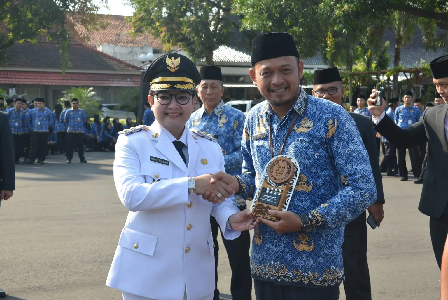 Plt Bupati Cilacap menyerahkan penghargaan kepada Sekretaris Desa Karangmangu pada upacara peringatan Hari Otonomi Daerah ke-30 di Pendopo Wijayakusuma Cakti, Senin (27/4/2026).(dok Diskominfo Cilacap)