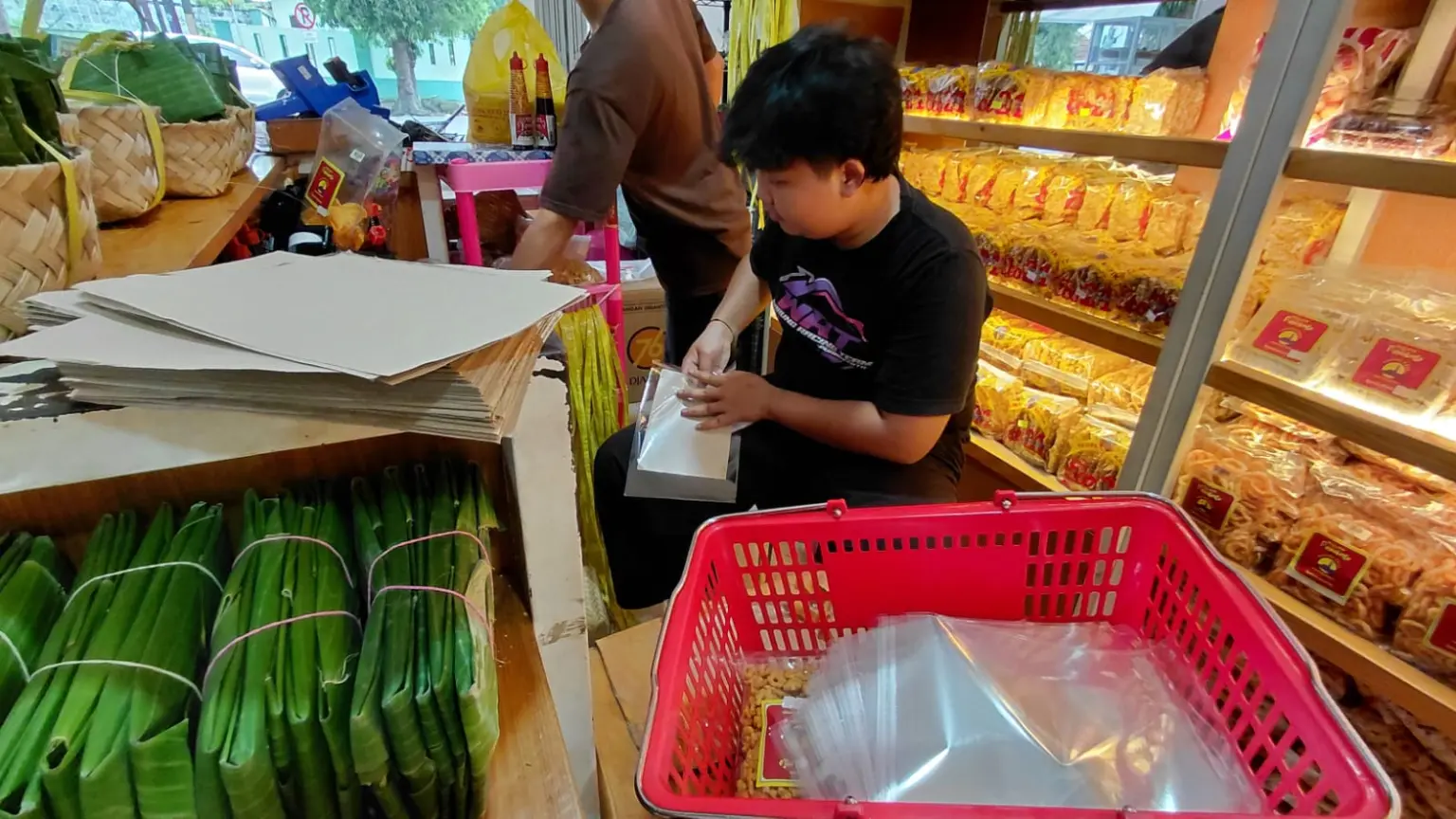 Biaya Kemasan Melambung: Pengusaha Oleh-oleh Purwokerto Terhimpit Lonjakan Harga Plastik