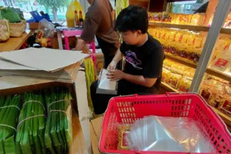 Biaya Kemasan Melambung: Pengusaha Oleh-oleh Purwokerto Terhimpit Lonjakan Harga Plastik 