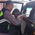 Anggota Polsek Bobotsari Purbalingga saat mengantarkan Waskito yang berprofesi sebagai tukang dan sakit dipinggir jalan, Rabu (1/4/2026). (Foto: Humas Polres Purbalingga)