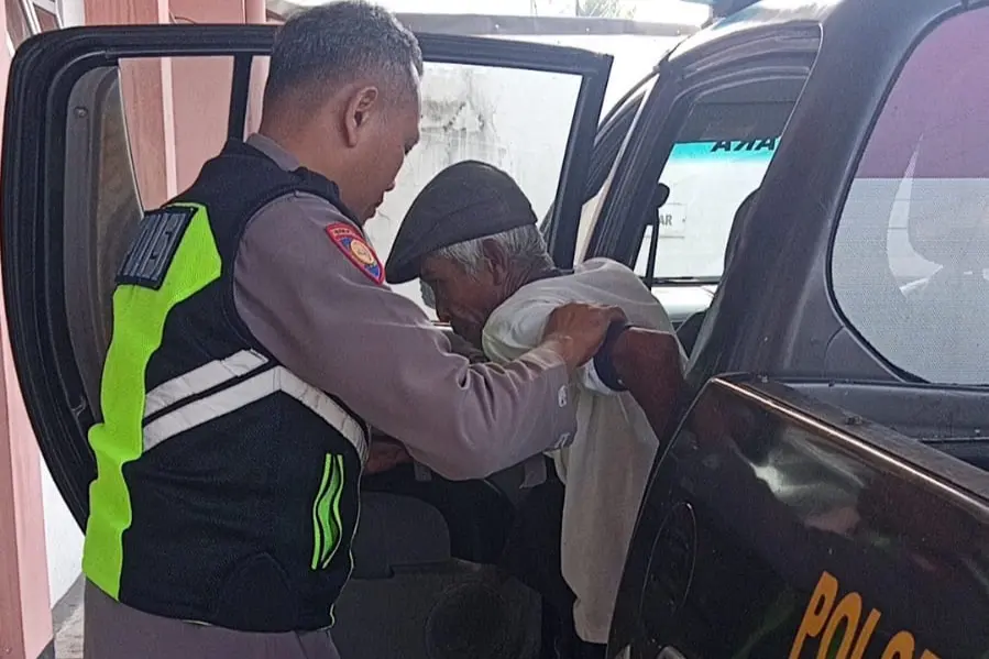 Anggota Polsek Bobotsari Purbalingga saat mengantarkan Waskito yang berprofesi sebagai tukang dan sakit dipinggir jalan, Rabu (1/4/2026). (Foto: Humas Polres Purbalingga)