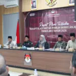 Suasana Rapat Pleno KPU untuk mengesahkan Rekapitulasi Pemutakhiran Data Pemilih Berkelanjutan (PDPB) untuk periode Triwulan I Tahun 2026, di Kantor KPU Banyumas, Kamis (02/04/2026).