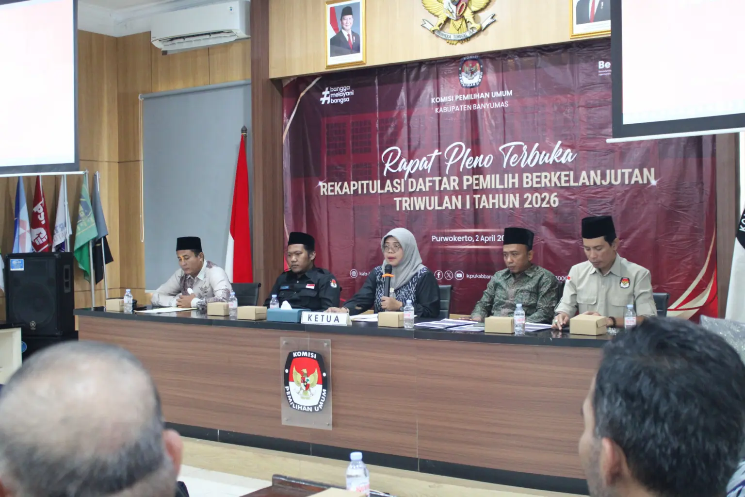 Suasana Rapat Pleno KPU untuk mengesahkan Rekapitulasi Pemutakhiran Data Pemilih Berkelanjutan (PDPB) untuk periode Triwulan I Tahun 2026, di Kantor KPU Banyumas, Kamis (02/04/2026).