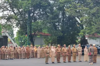 ASN Lingkungan Setda Banyumas, saat mengikuti apel di Halaman Pendopo Si Panji Purwokerto.