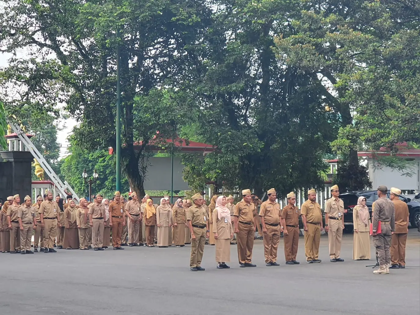ASN Lingkungan Setda Banyumas, saat mengikuti apel di Halaman Pendopo Si Panji Purwokerto.