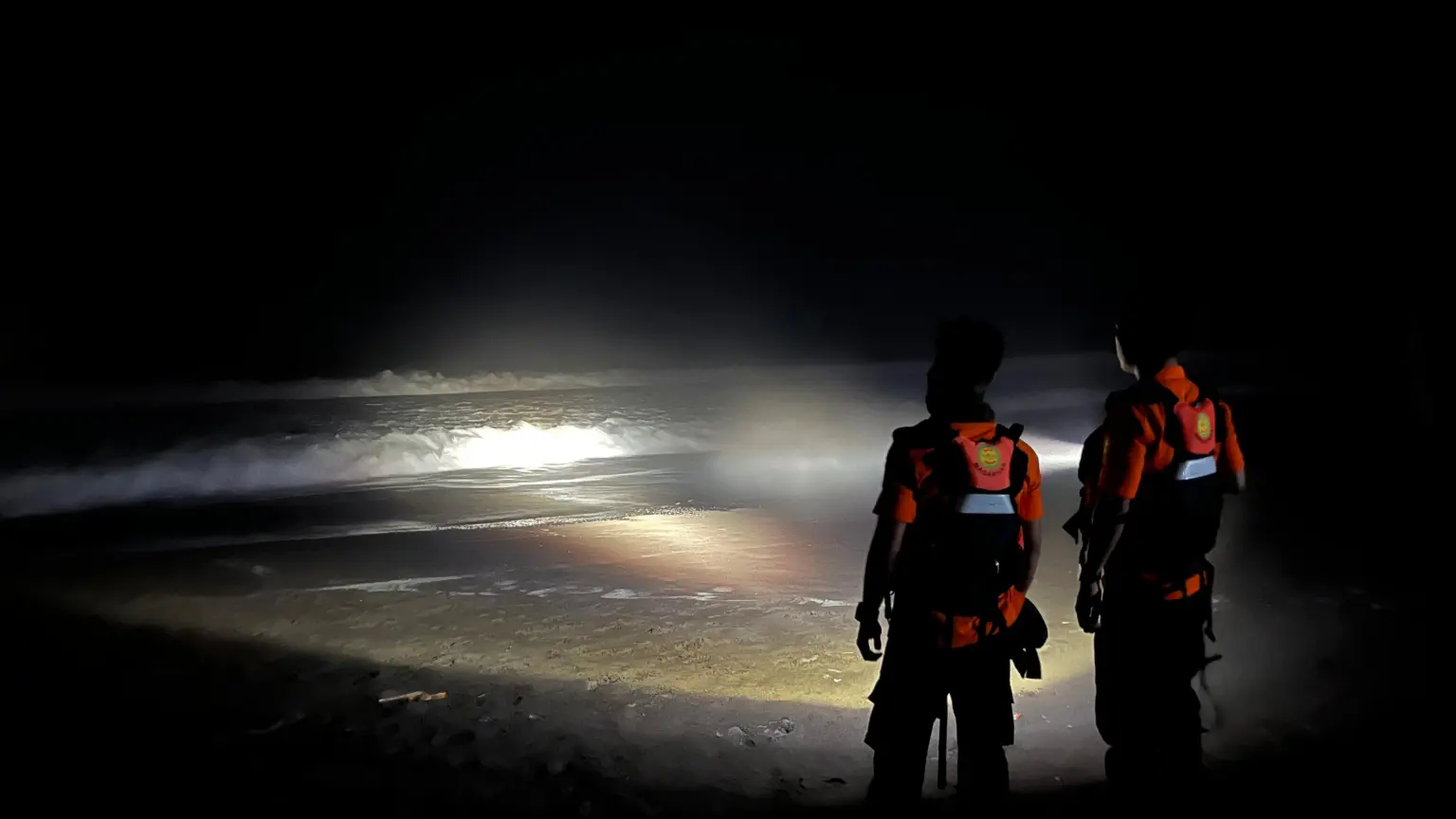 3 Anak Terseret Ombak di Pantai Setrojenar, 1 Selamat, 2 Masih Dalam Pencarian