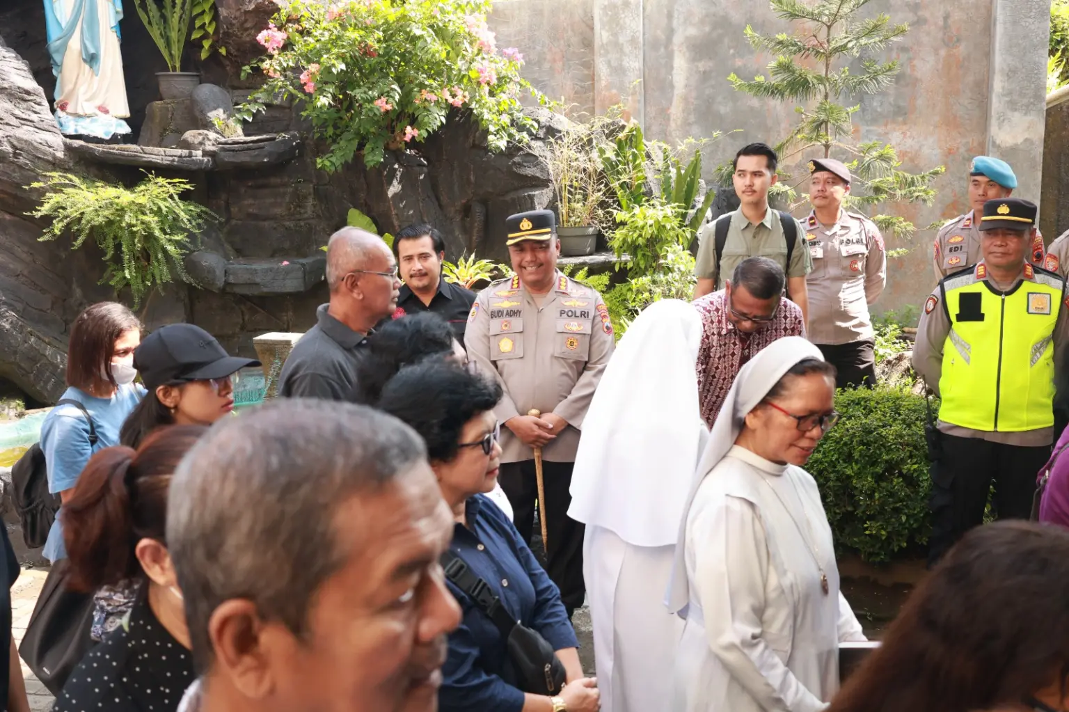 Kapolresta Cilacap meninjau sejumlah gereja, memastikan pengamanan dari personel Polresta Cilacap. (Polresta Cilacap).