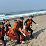 Tim SAR Gabungan Evakuasi korban tenggelam di Pantai Setrojenar Kebumen. (Basarnas Cilacap).