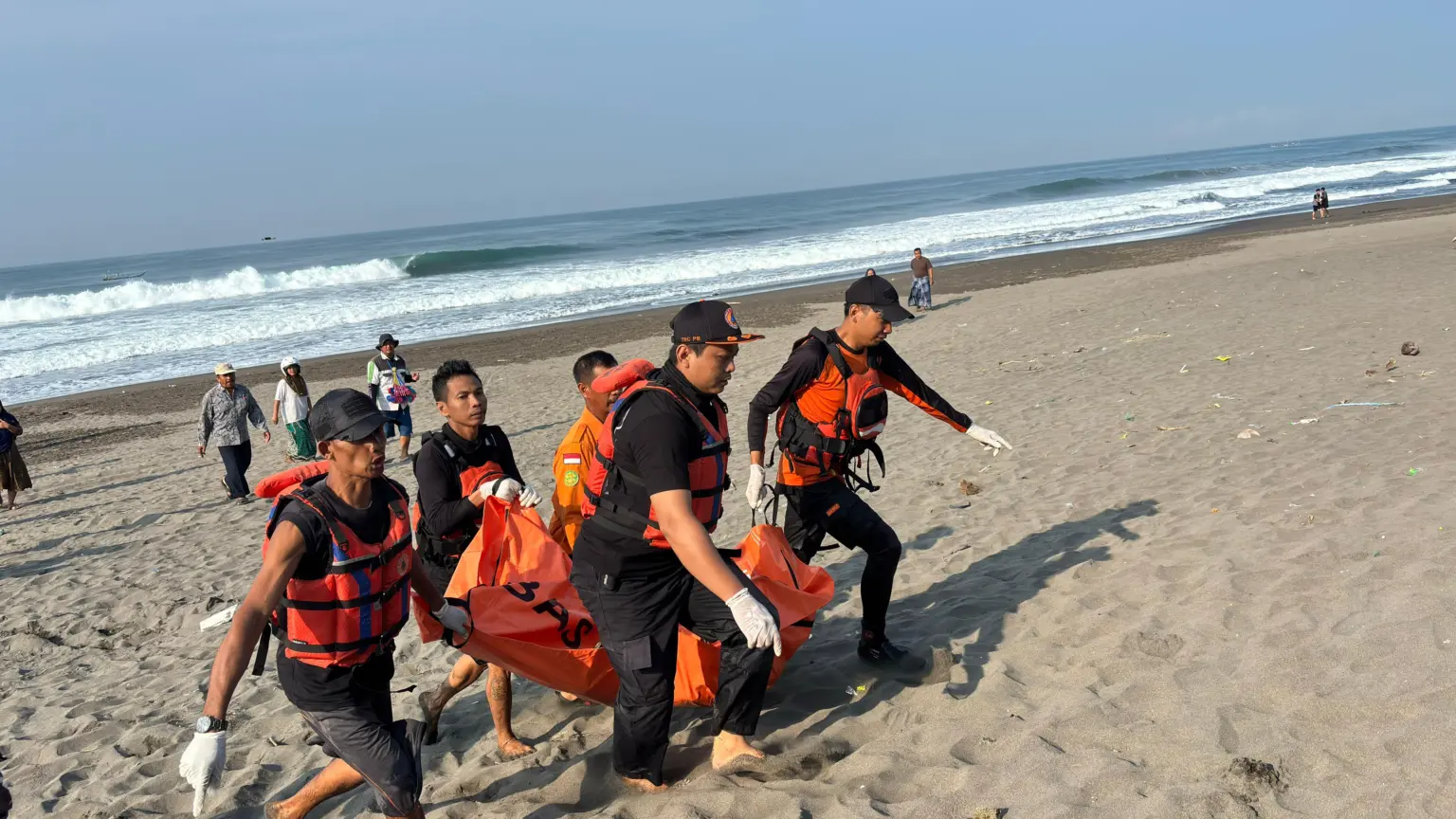 Tim SAR Gabungan Evakuasi korban tenggelam di Pantai Setrojenar Kebumen. (Basarnas Cilacap).