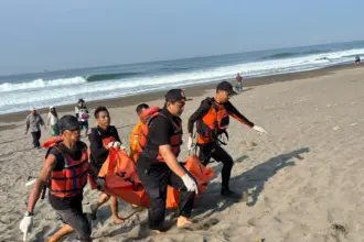 Tim SAR Gabungan Evakuasi korban tenggelam di Pantai Setrojenar Kebumen. (Basarnas Cilacap).