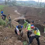 Anggota Polsek Karangreja bersama berbagai komunitas di Purbalingga saat tanam pohon di lokasi yang rawan bencana, Sabtu (4/4/2026). (foto: Humas Polres Purbalingga)