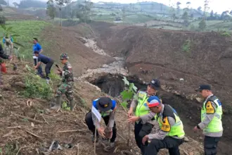 Anggota Polsek Karangreja bersama berbagai komunitas di Purbalingga saat tanam pohon di lokasi yang rawan bencana, Sabtu (4/4/2026). (foto: Humas Polres Purbalingga)