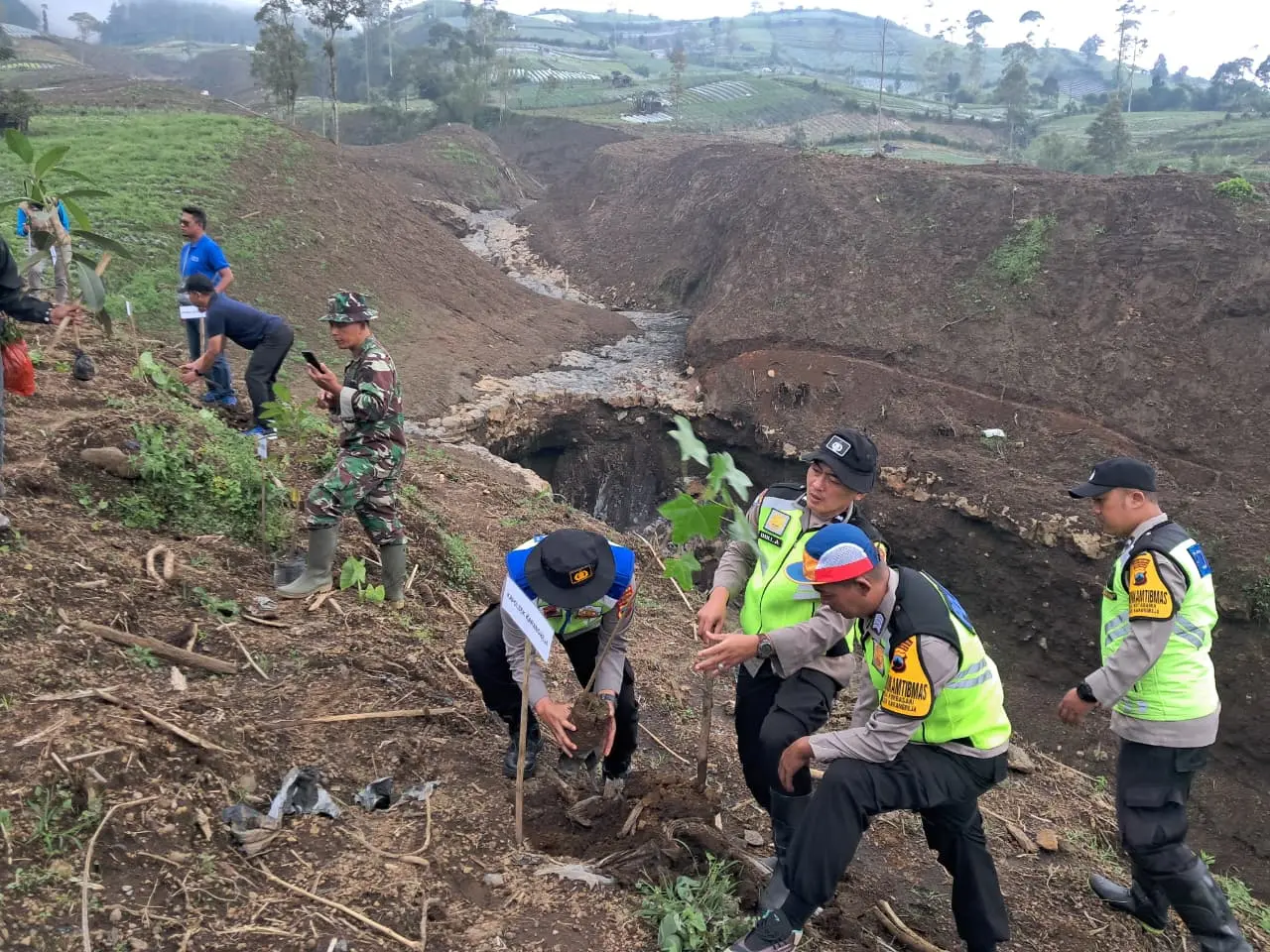 Anggota Polsek Karangreja bersama berbagai komunitas di Purbalingga saat tanam pohon di lokasi yang rawan bencana, Sabtu (4/4/2026). (foto: Humas Polres Purbalingga)