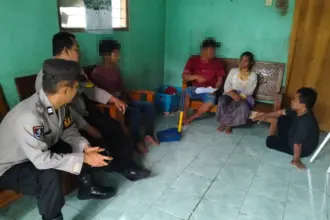Sejumlah anggota Polsek Bukateja saat mendatangi rumah pelapor yang menggunakan nomor darurat 110, Minggu (5/4/2026). (Foto: Humas Polres Purbalingga)