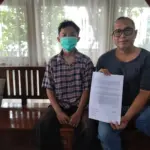 Irwan (ayah) dan Sultan (Korban) menunjukan surat kuasa, meminta perlindungan hukum, di Klinik Hukum Peradi SAI Purwokerto, Senin (05/04/2026).