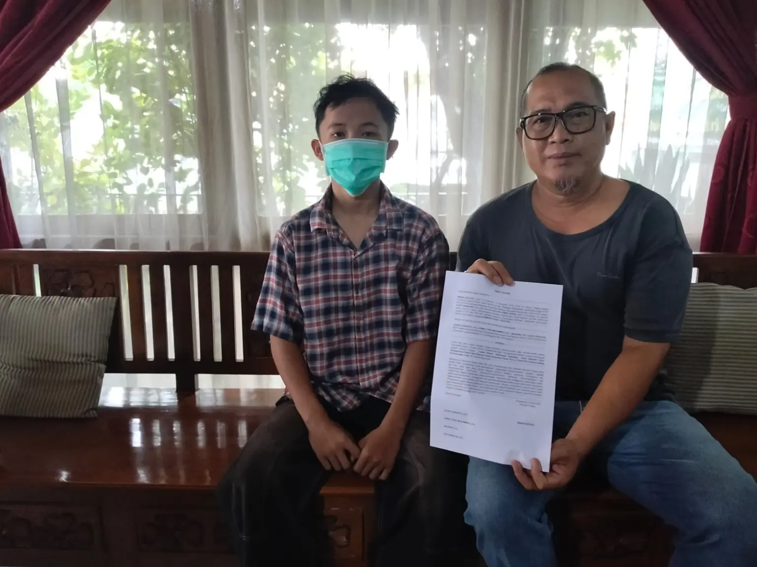 Irwan (ayah) dan Sultan (Korban) menunjukan surat kuasa, meminta perlindungan hukum, di Klinik Hukum Peradi SAI Purwokerto, Senin (05/04/2026).