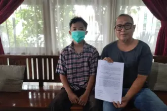Irwan (ayah) dan Sultan (Korban) menunjukan surat kuasa, meminta perlindungan hukum, di Klinik Hukum Peradi SAI Purwokerto, Senin (05/04/2026).