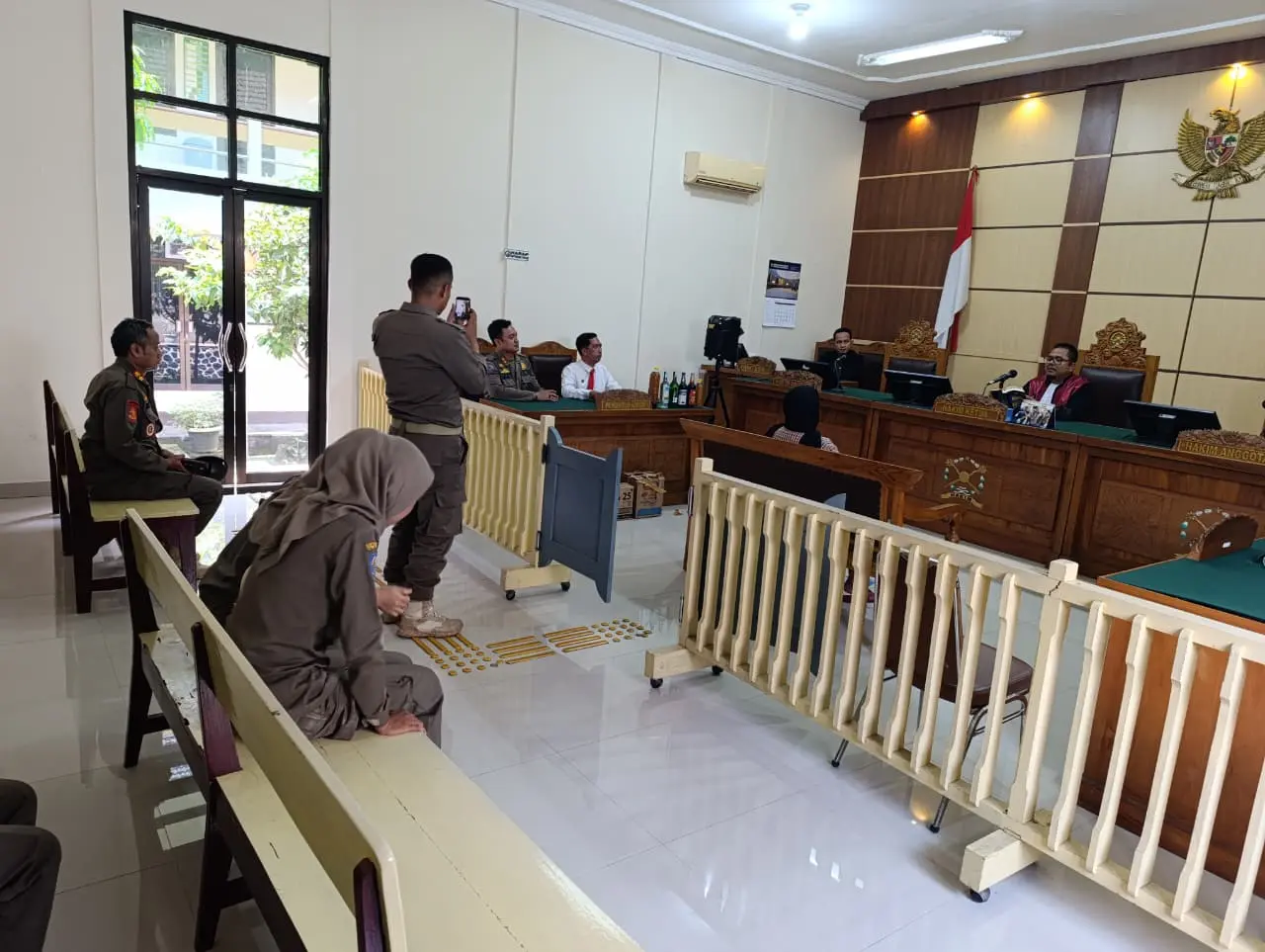 Warga Batur Banjarnegara Yang Viral Pajang Miras Untuk Suguhan Lebaran Didenda Rp500 Ribu