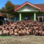 Sejumlah murid dan guru SD Negeri Blimbing berfoto bersama sebagai kenangan atas guru yang mendapatkan tugas di sekolah lain, Jumat (10/4/2026). (Foto: SD Negeri Blimbing Mandiraja)