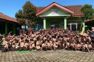 Sejumlah murid dan guru SD Negeri Blimbing berfoto bersama sebagai kenangan atas guru yang mendapatkan tugas di sekolah lain, Jumat (10/4/2026). (Foto: SD Negeri Blimbing Mandiraja)