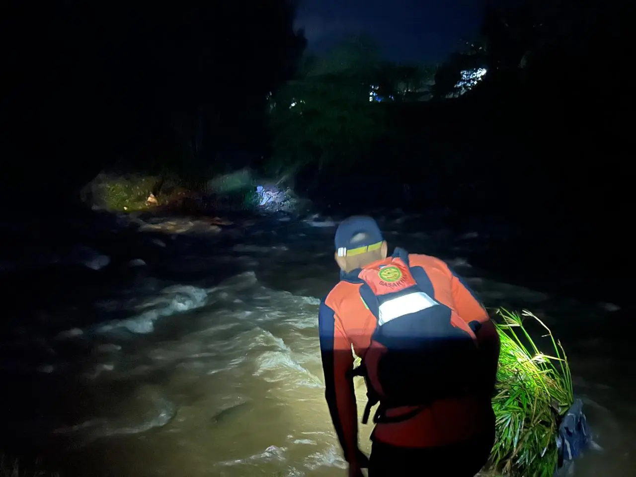 Motor Tabrak Pembatas Jembatan, Dua Remaja Asal Cilacap Terjun ke Sungai Pelus Banyumas