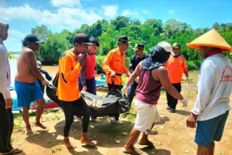 Tim SAR Gabungan saat evakuasi nelayan tenggelam di perairan Nusakambangan. (Basarnas Cilacap).