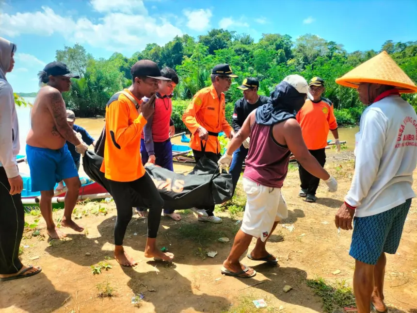 Tim SAR Gabungan saat evakuasi nelayan tenggelam di perairan Nusakambangan. (Basarnas Cilacap).