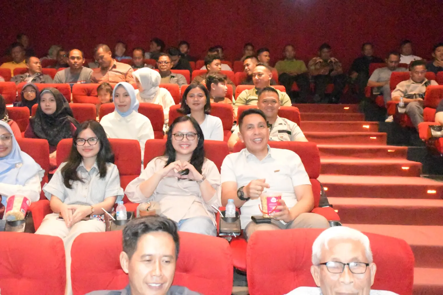 Komandan Lanal Cilacap bersama keluarga saat Nobar Film The Hostage’s Hero 2026. (Lanal Cilacap).