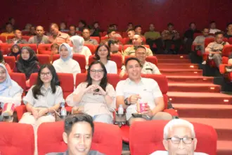 Komandan Lanal Cilacap bersama keluarga saat Nobar Film The Hostage’s Hero 2026. (Lanal Cilacap).