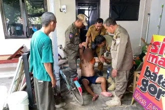 Satpol PP Cilacap Evakuasi Pria Linglung di Jalan, Diduga Warga Semarang