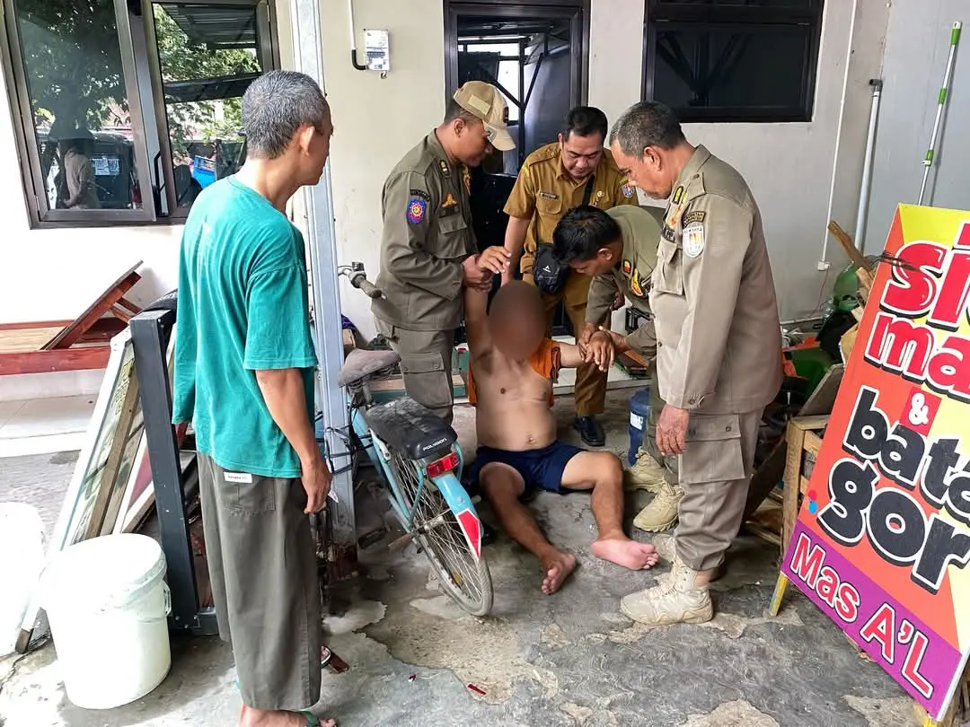 Satpol PP Cilacap Evakuasi Pria Linglung di Jalan, Diduga Warga Semarang