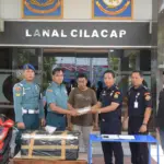 Lanal Cilacap menunjukkan barang bukti penyelundupan benih lobster. (Lanal Cilacap).