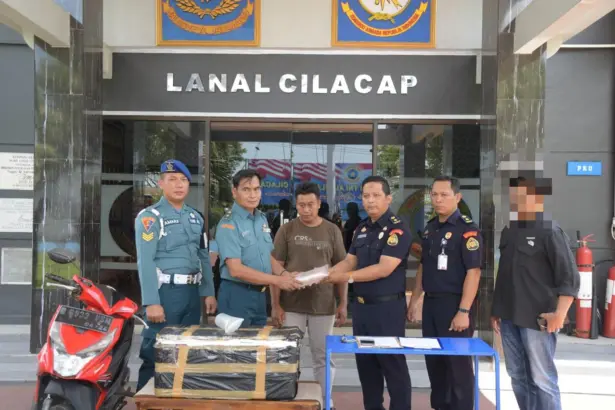 Lanal Cilacap menunjukkan barang bukti penyelundupan benih lobster. (Lanal Cilacap).