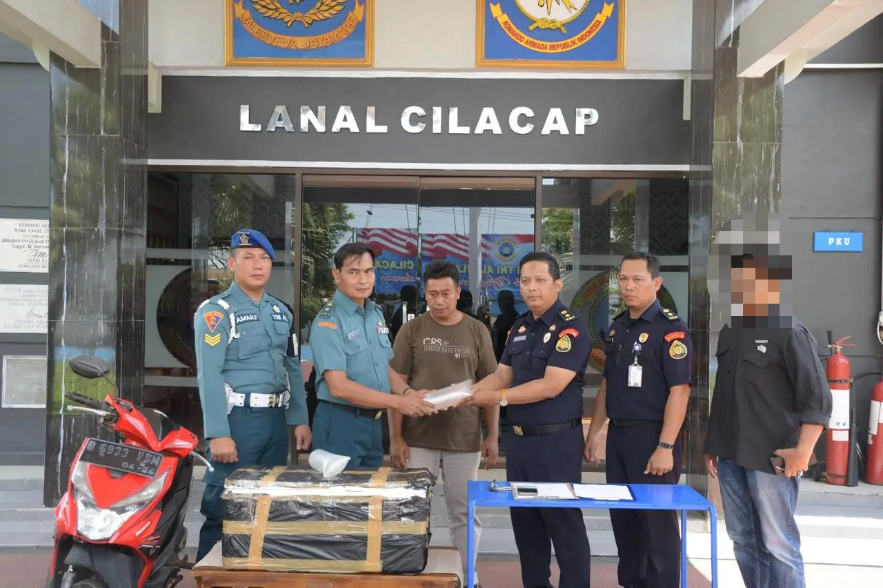 Lanal Cilacap menunjukkan barang bukti penyelundupan benih lobster. (Lanal Cilacap).
