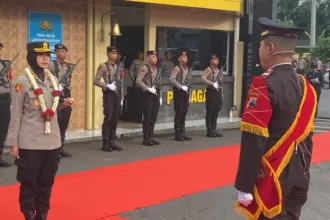Kartini masa kini yaitu Kapolres Purbalingga, AKBP Anita Indah Setyaningrum saat menerima sambutan jabatan Kapolres, Desember 2025 lalu. (foto: dok Polres Purbalinga)